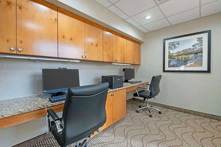 Business Center 41 of 44